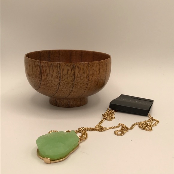 NWT Forever 21 Raw Green Crystal /Geode Necklace - Picture 2 of 4